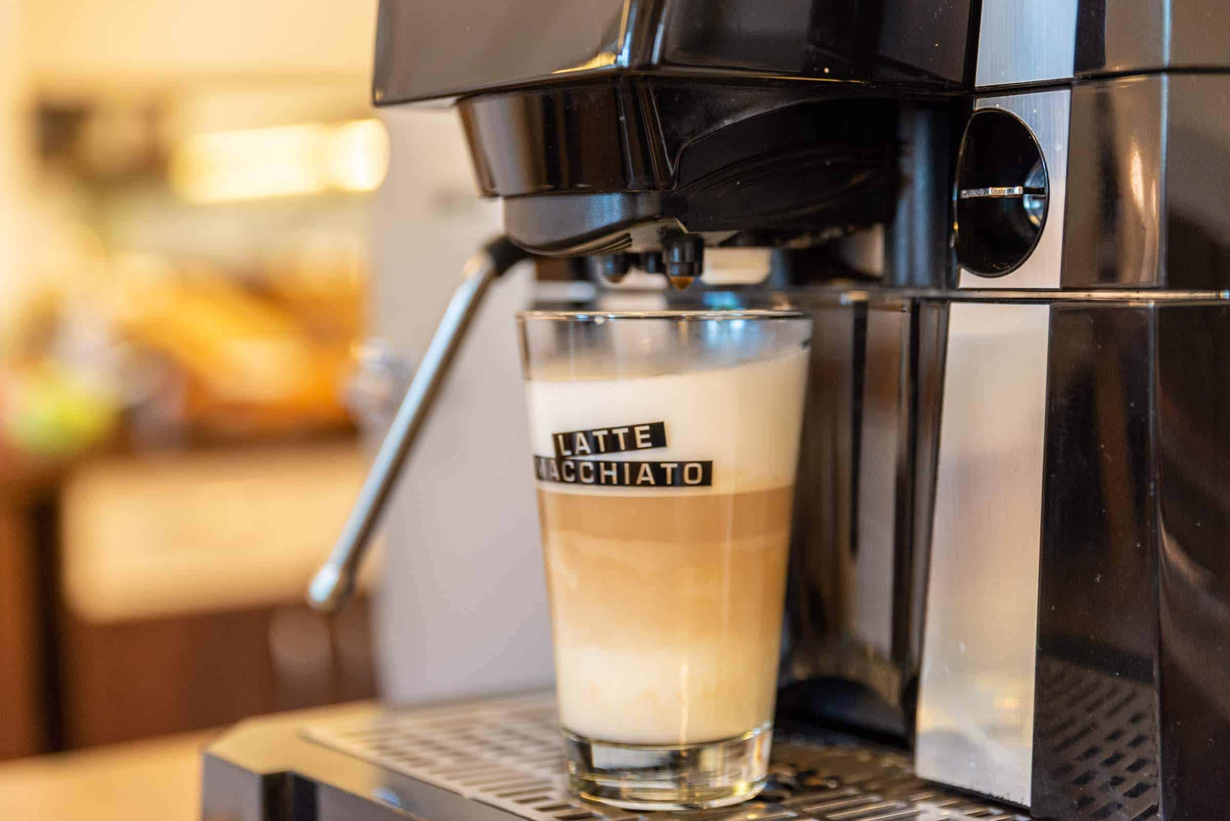 Barista-Kaffeemaschine bereitet cremigen Latte Macchiato zu. Perfekt für Kaffee-Liebhaber.