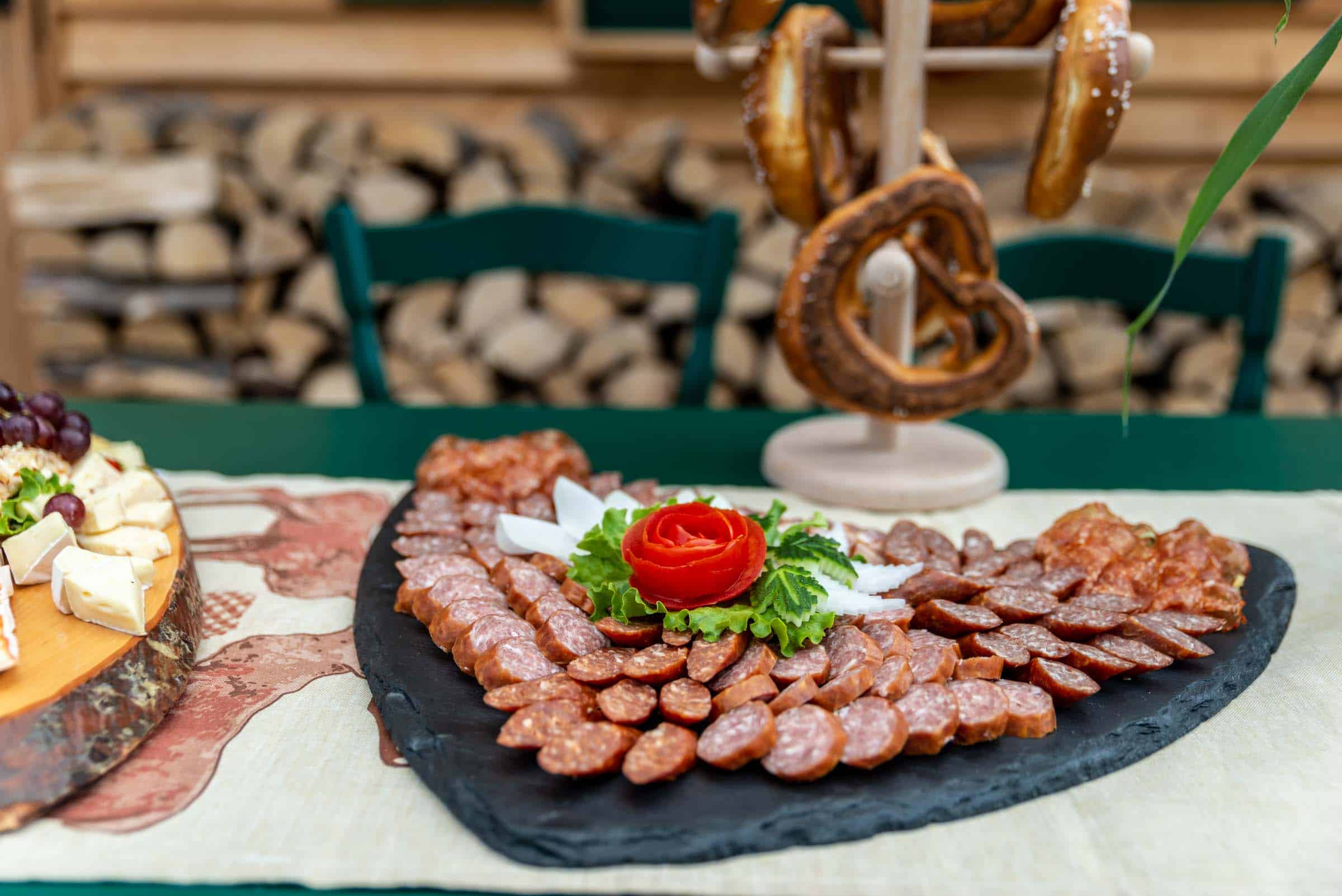 Leckere deutsche Wurst- und Käseplatten, ideal für Klozbücher-Festlichkeiten oder -Feste.
