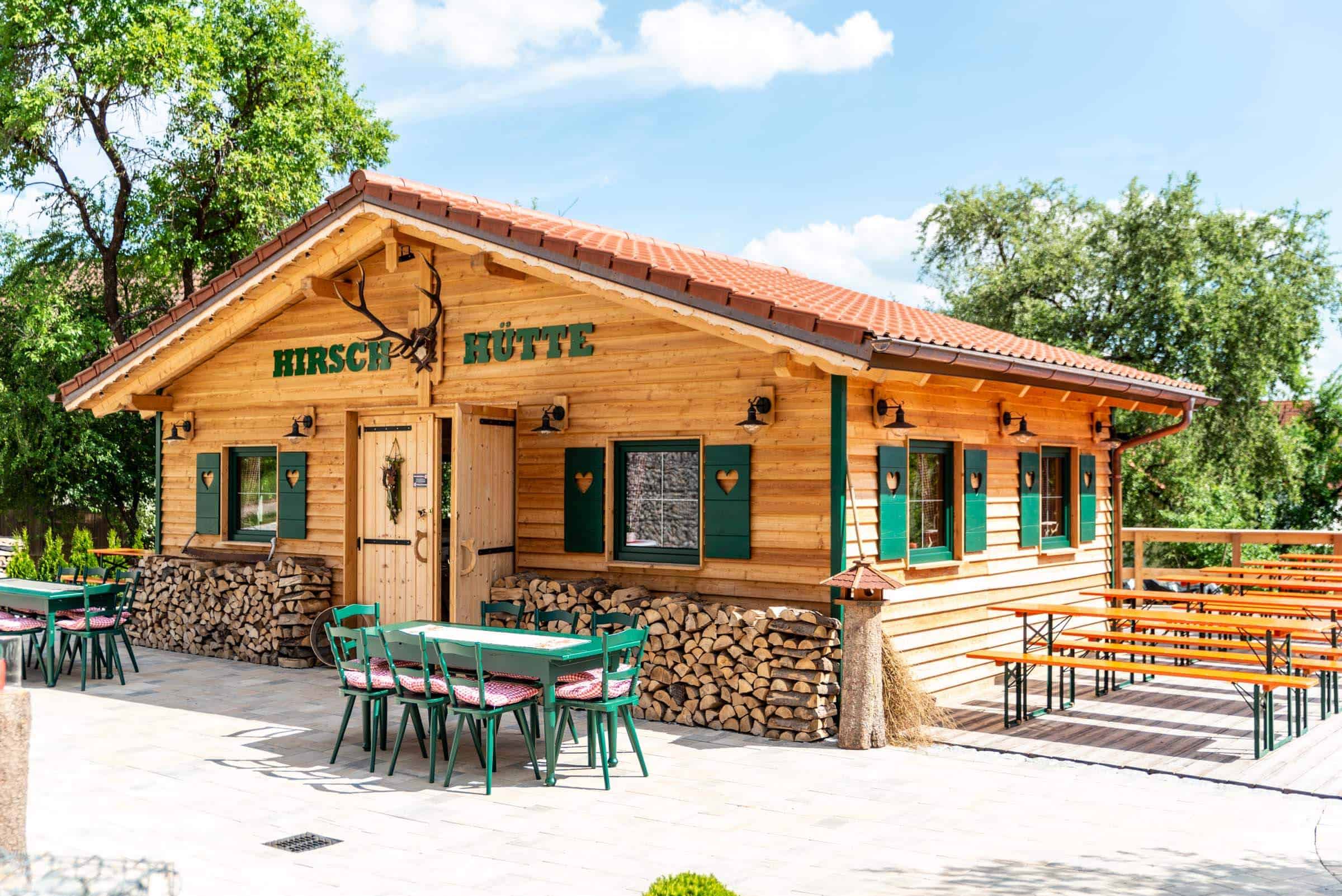 Rustikale Hirschhütte mit Holzfassade, perfekt für Naturerlebnis und Entspannung.