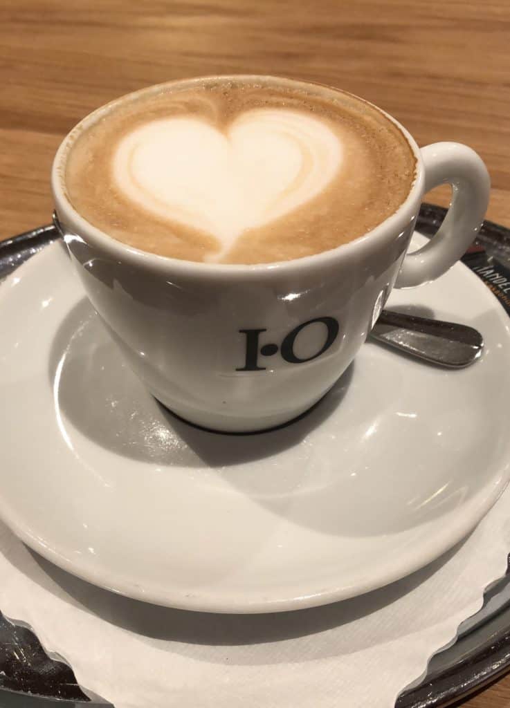 Kaffeetasse mit Herz-Motiv und Klozbücher-Logo, perfekt für Kaffee- und Kaffeeliebhaber.