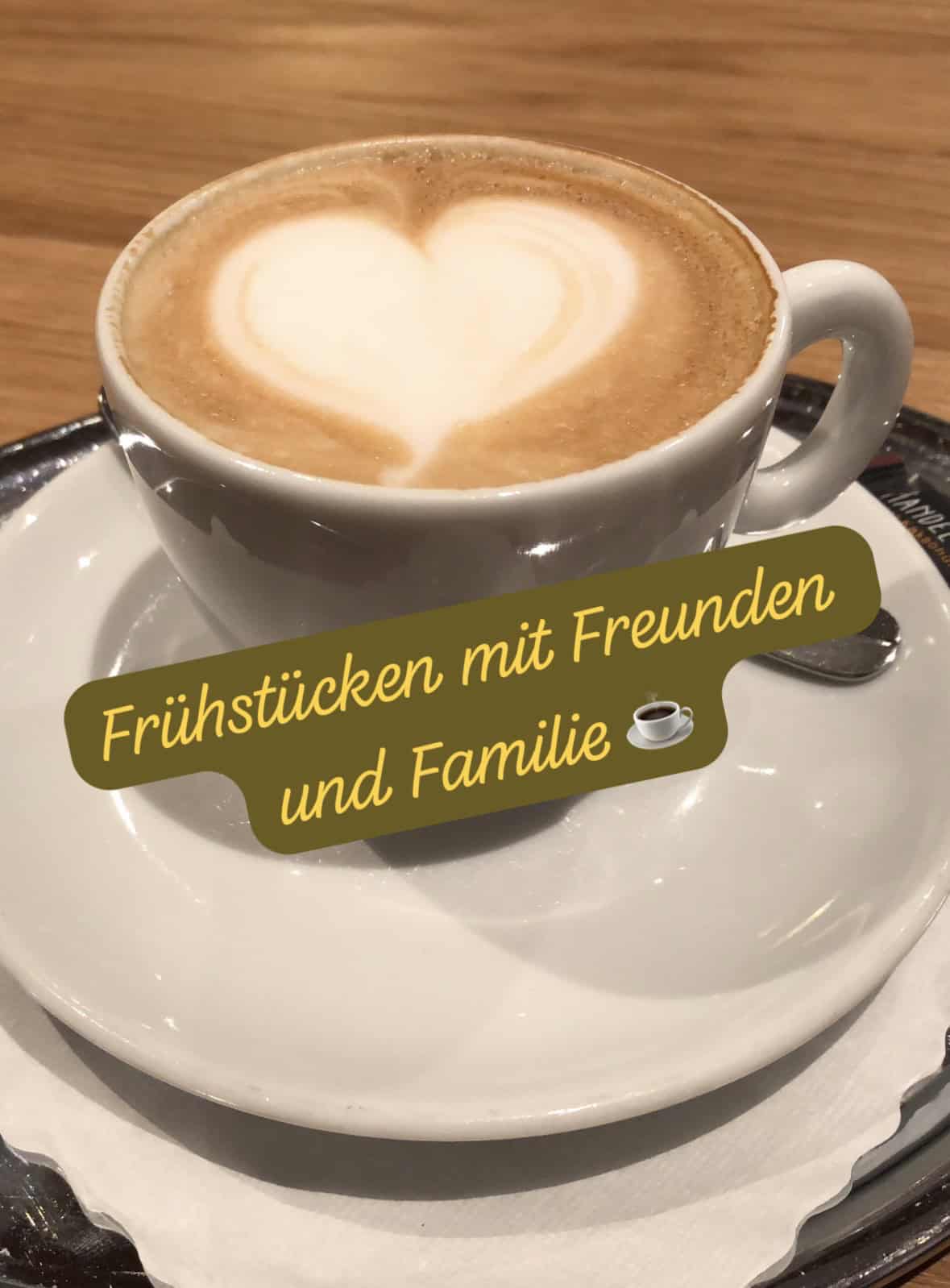 Kaffeetasse mit Herz-Motiv, Lieblingsfrühstück mit Freunden und Familie in einem Café.