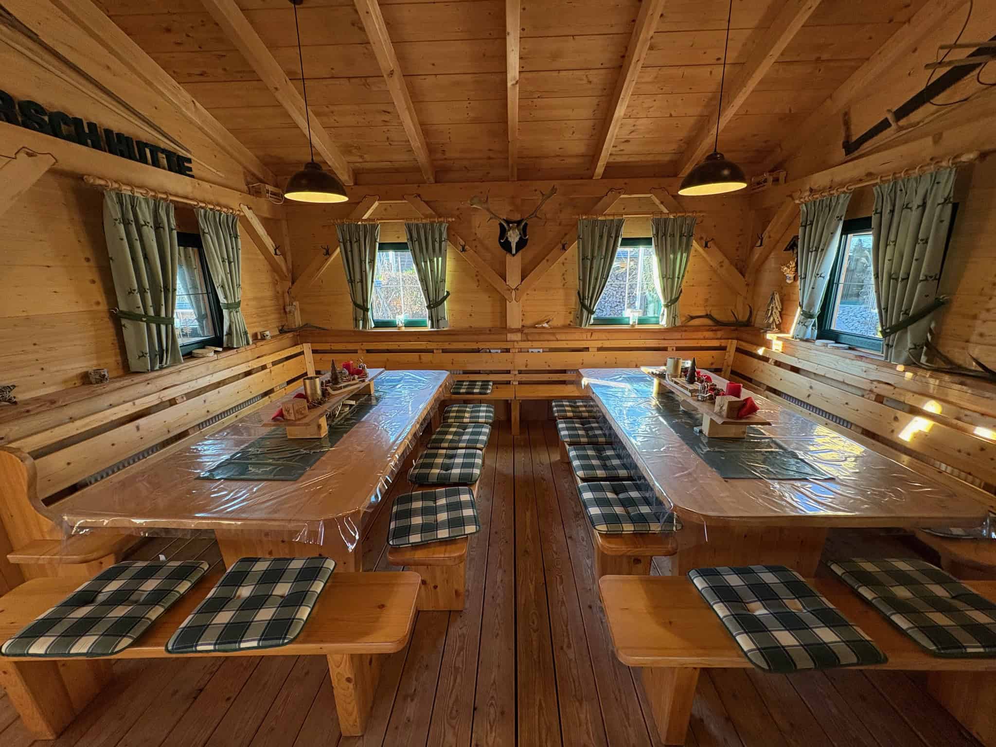 Gemütlicher Speiseraum in der Hirsch-Hütte mit Holzmöbeln und rustikalem Ambiente.